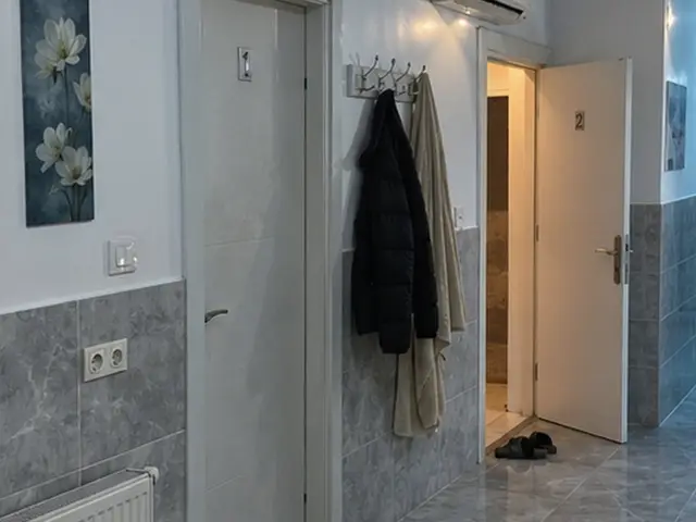 Oda girişinde askı ve temiz terlik — Arnavutköy Merkez, Masaj Salonun