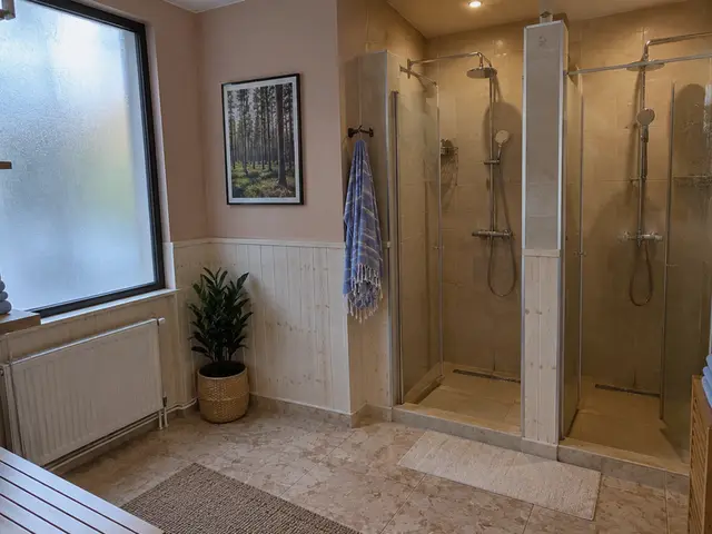 Duş kabinleri ve bank bulunan hamam öncesi alan — Arnavutköy Merkez, Masaj Salonun