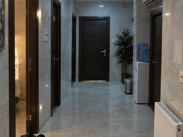 Aydınlık mermer koridor ve bekleme köşesi — Arnavutköy Merkez, Masaj Salonun